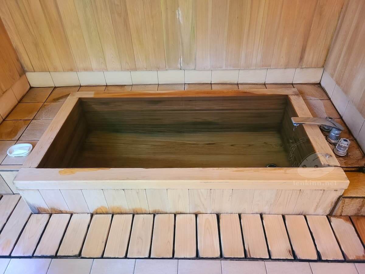 由布院玉の湯の部屋柚子の檜風呂