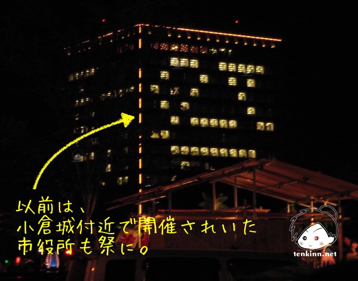 北九州市の小倉で開催されるわっしょい百万夏祭り。市役所は窓灯で祭りの文字が