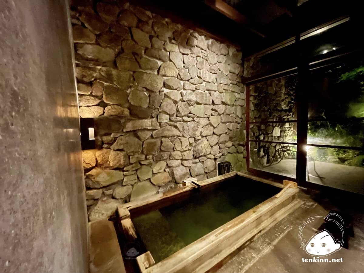 山荘無量塔のきゅうの部屋に宿泊した！旅行記ブログ、部屋の温泉の夜はライトアップされて綺麗