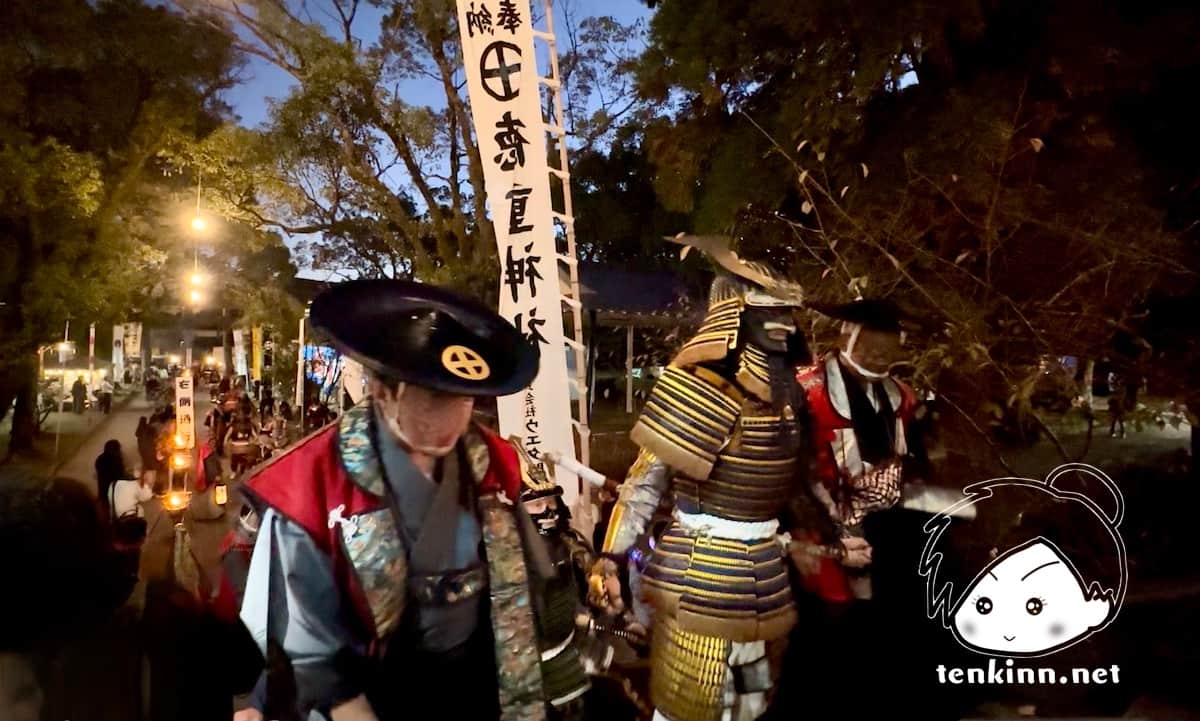 妙円寺詣りの武者行列参拝、甲冑着用者は、階段も見えず大変そうだった