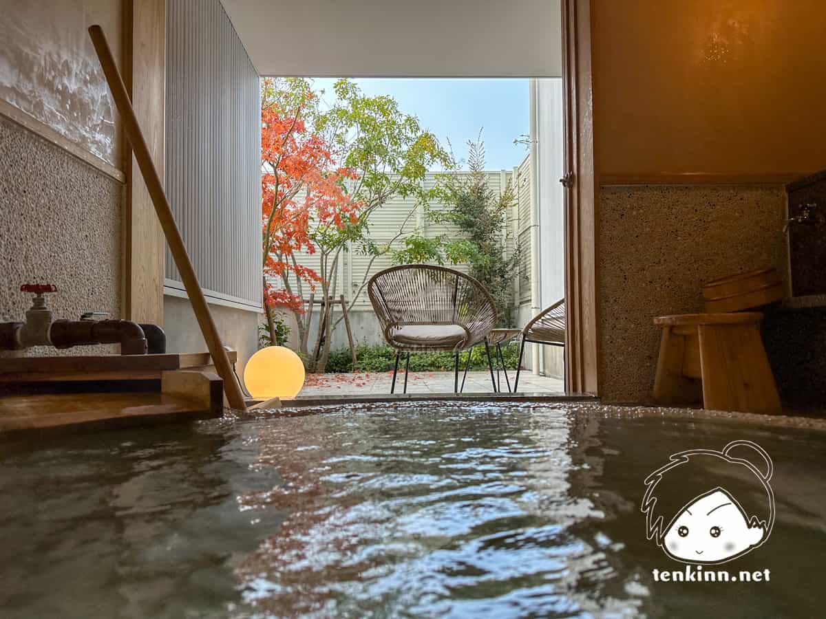 雲仙＆小浜温泉客室露天風呂付き高級宿ランキング、オレンジベイ離れ客室101号室の温泉から庭