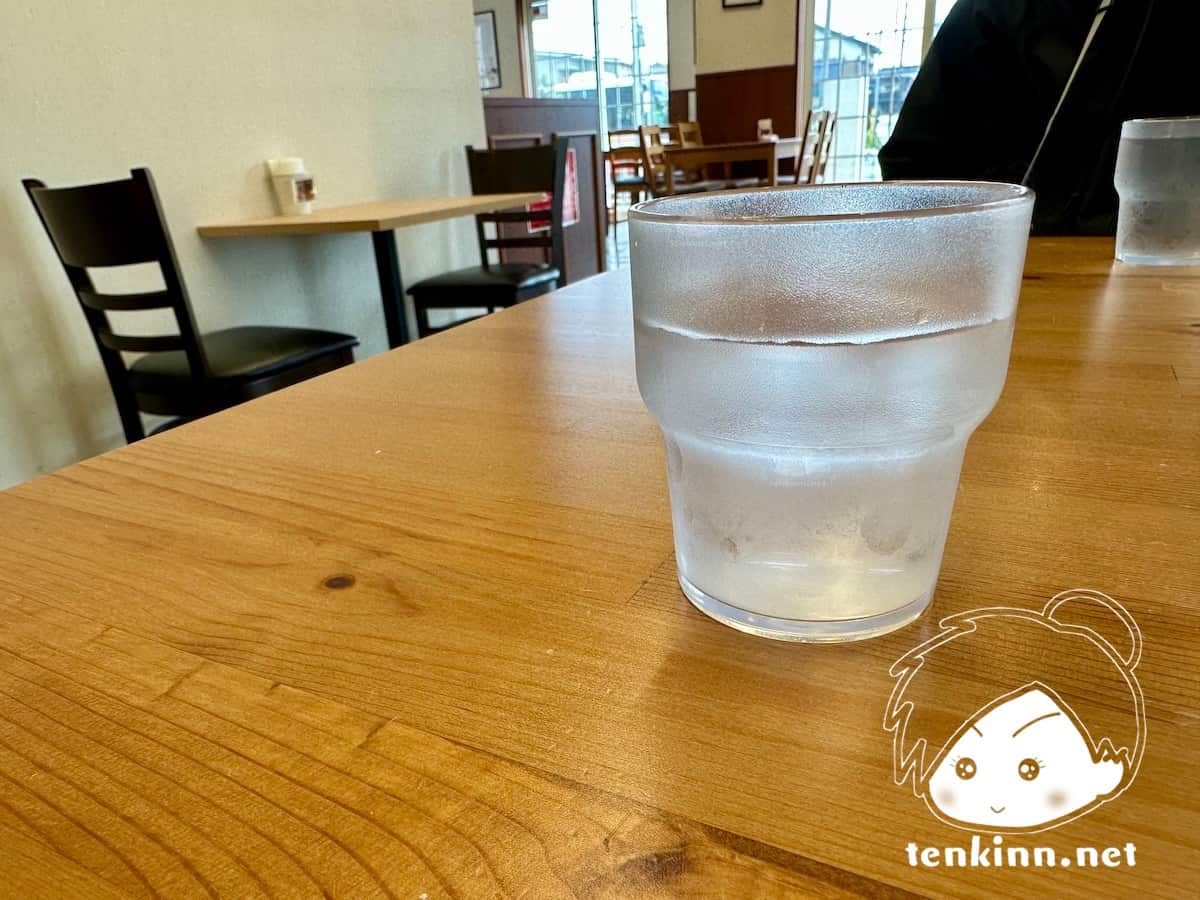 鳥取の北栄町由良駅にあるコナンの家米花商店街内にある喫茶ポアロに行ってきた。セルフタイプ。お水