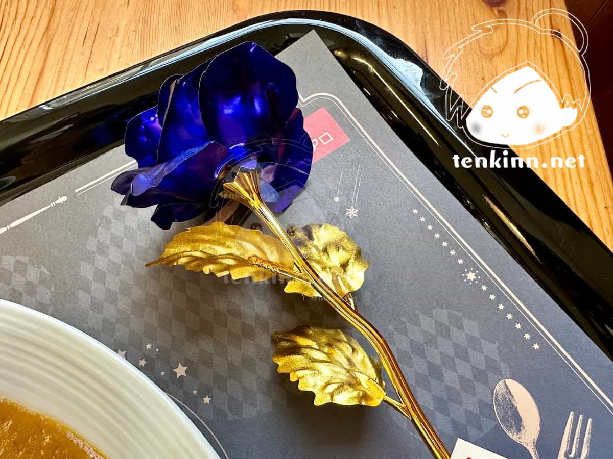 鳥取の北栄町由良駅にあるコナンの家米花商店街内にある喫茶ポアロに行ってきた。怪盗キッドのフィッシュフライカレーの口コミレビュー評価、青い薔薇がついている