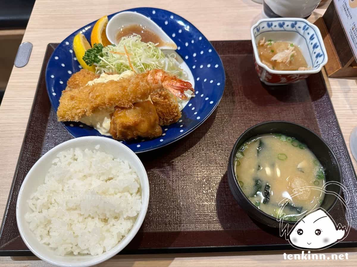 博多駅でご飯ランキング。海鮮丼 日の出を食べてみた。ミックスフライ定食