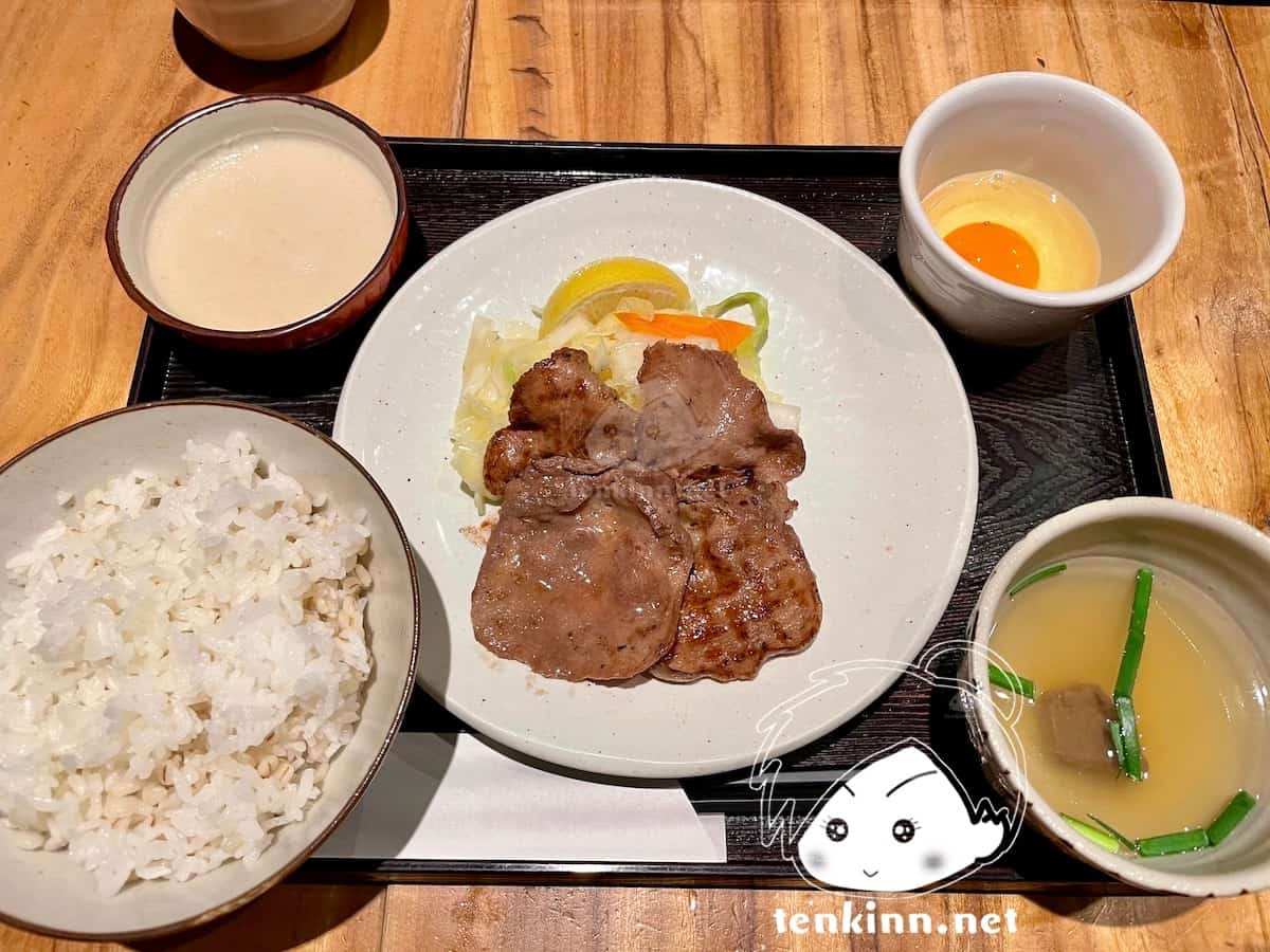 博多駅でご飯ランキング。たんやHAKATAを食べてみた。朝定食とろろと卵