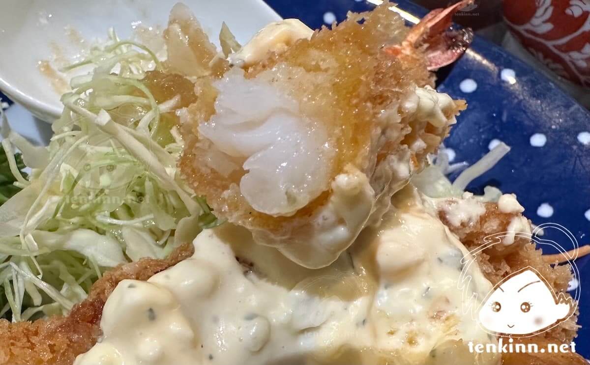 博多駅でご飯ランキング。海鮮丼 日の出を食べてみた。エビフライ