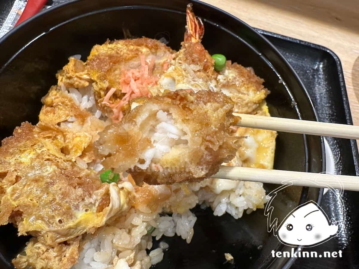 博多駅でご飯ランキング。とんかつまい泉を食べてみた。ミックスかつ丼のエビの断面写真