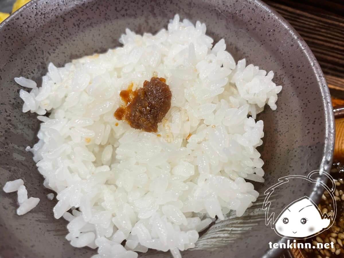 博多駅でご飯ランキング。鹿児島黒かつ亭を食べてみた。釜炊きご飯に肉味噌