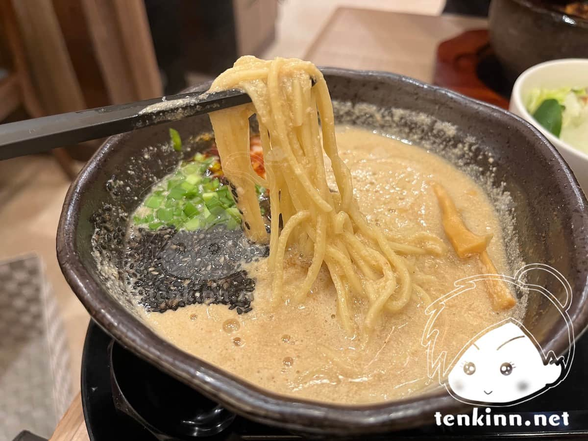 博多駅でご飯ランキング。ロンフーダイニングを食べてみた。坦々麺の麺はこんな感じ