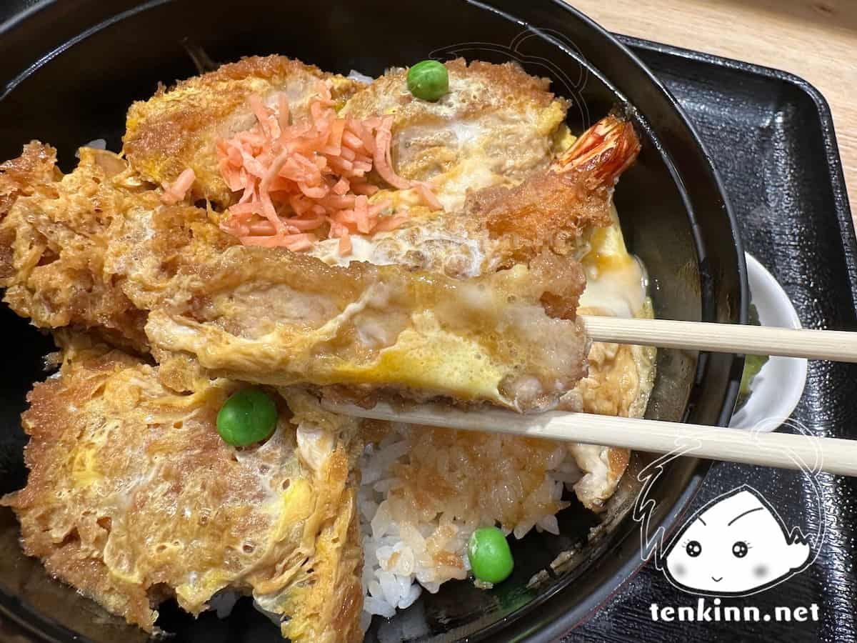 博多駅でご飯ランキング。とんかつまい泉を食べてみた。ミックスかつ丼のトンカツの断面写真