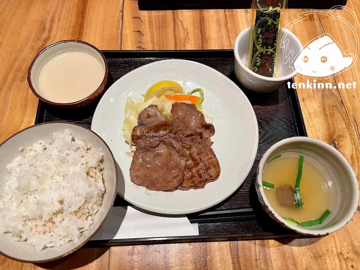 博多駅でご飯ランキング。たんやHAKATAを食べてみた。朝定食とろろと海苔