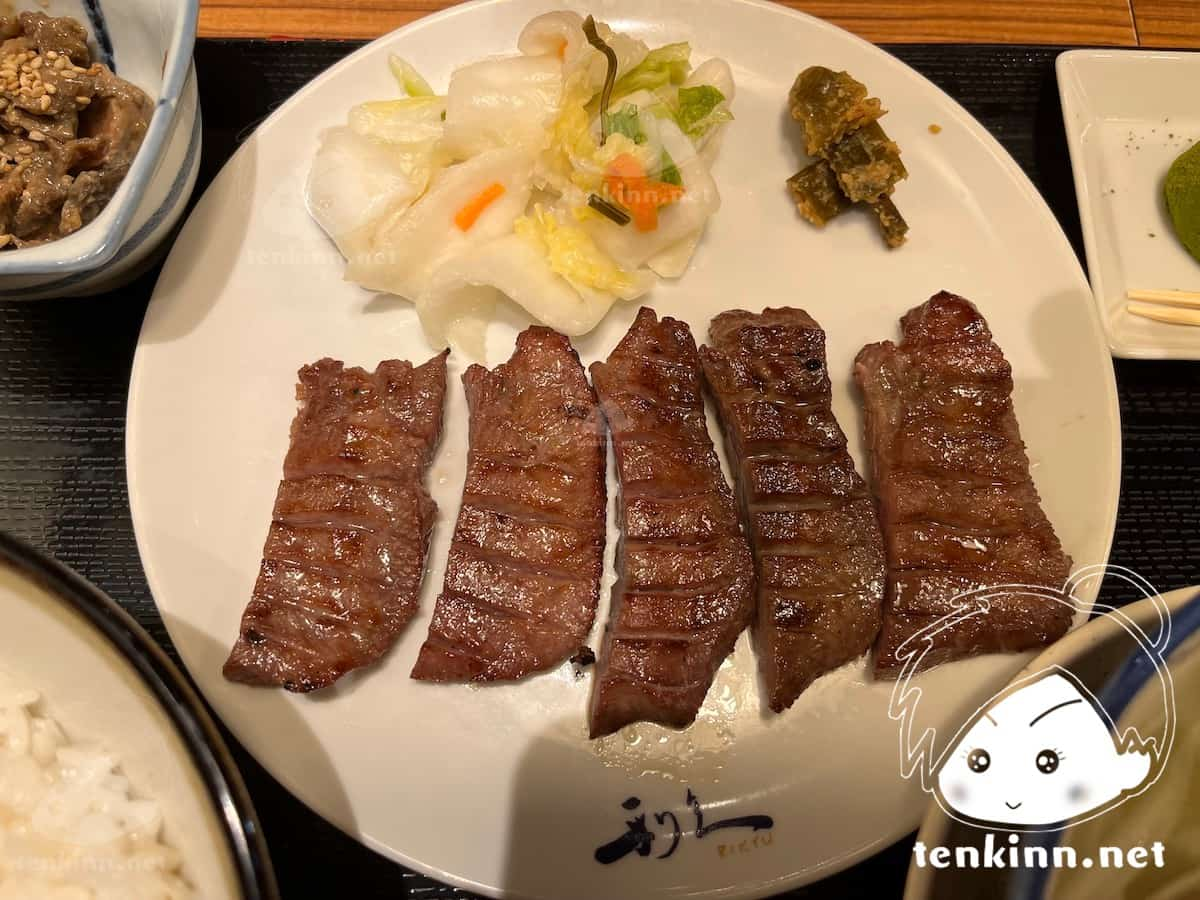 博多駅でご飯ランキング。牛たん炭焼 利久を食べてみた。牛タンシチュー定食のお肉