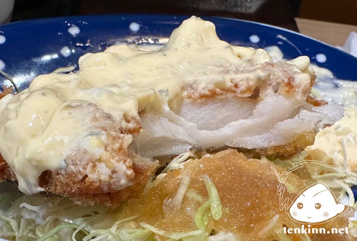 博多駅でご飯ランキング。海鮮丼 日の出を食べてみた。白身フライ